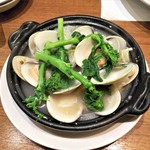 VINSENT - 蛤と菜花の白ワイン蒸し980円。