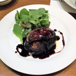 VINSENT - フォアグラ乗せ手ごねハンバーグ1680円。