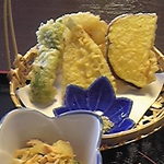 楽食 感 - 天ぷらや小鉢も付いてます。