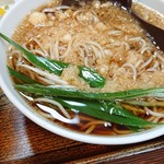 弥重 - 温かい蕎麦は葱もかけ放題。