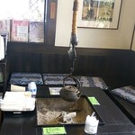 横丁とうふ店 最上川千本だんご - イートインスペースには囲炉裏が