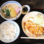 Karafurushokudou - 日替わり定食。メイン料理に海老or肉うどんが付くセットです。通常価格680円ですが、11時～14時のランチタイムなら600円です。