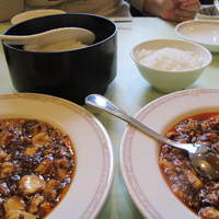 赤坂 四川飯店 - 普通の麻婆豆腐（左）と陳麻婆豆腐（右　激辛）　ご飯