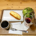 CAFE de METRO - モーニングAセット500円玉子コッペ、ホットコーヒー、バルバレスコ リヴァータ 30ml 300円