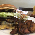 ベーカーバウンス - ベーコンチーズバーガー¥1550,自家製コルビージャックチーズに変更,アイスコーヒー¥350
      