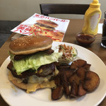 ベーカーバウンス - ベーコンチーズバーガー¥1550,自家製コルビージャックチーズに変更,アイスコーヒー¥350
      