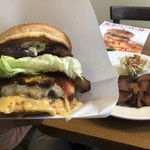 ベーカーバウンス - ベーコンチーズバーガー¥1550,自家製コルビージャックチーズに変更,アイスコーヒー¥350
      