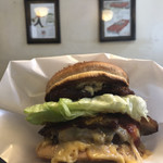 ベーカーバウンス - ベーコンチーズバーガー¥1550,自家製コルビージャックチーズに変更,アイスコーヒー¥350
      