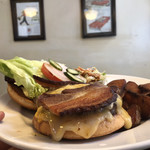 ベーカーバウンス - ベーコンチーズバーガー¥1550,自家製コルビージャックチーズに変更,アイスコーヒー¥350
      