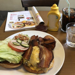 ベーカーバウンス - ベーコンチーズバーガー¥1550,自家製コルビージャックチーズに変更,アイスコーヒー¥350
      