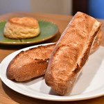 ファクトリー - [手前] バゲット“ファクトリー”@320円