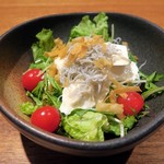 Rokkon - 釜揚げしらすと豆冨のサラダ￥980