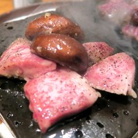 六献 品川店 - 六献名物 溶岩焼き￥2980