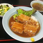 鵬龍 - 豚肉角煮あんかけご飯950円