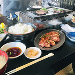 味源 - 3人分の定食と塩タンが運ばれてきます✨