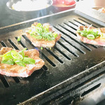 味源 - まずは塩タンから…片面焼いてからネギを乗せる