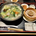 唐苑 - 海老と青菜の塩味湯麺（刀削麺）