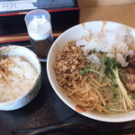 らーめん仙代 - シビ辛坦々まぜそば 中 ¥820 ライス ¥80
      うま〜い（^ρ^）