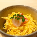 新ばし 星野 - 錦糸玉子の色鮮やかな絨毯にプリプリの海老
      お雛様の晴れやかな装いをイメージしたとの事