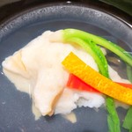 新ばし 星野 - 蛤の出汁から生まれるうま味が生地の慈を深めていく
      飲み干した時の儚さが虚ろに舌へ余韻を残す