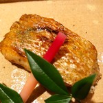 新ばし 星野 - 紅瞳の脂のジューシーさ
      皮目が鰻みたいに甘くて美味しい
      お焦げのキツネ色の部分が脂のって甘味を膨らませる
      皮目とふっくらな白身の共演が舌を唸らせる