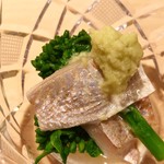 新ばし 星野 - 春の走りに寄り添う春の子
      春日神社に因んで由来とも
      春日和に相応しい鯛とも言われる春小
      かすごの身は小さくても鯛そのもの。