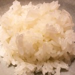 新ばし 星野 - 神技とも言える山形のコシヒカリご飯
      柔らか味
      硬さ
      浸水度
      甘味
      ふっくらさ
      どれも素晴らしいが
      それらのエレメントが調和している所が凄い
      何という清々しい味覚
      