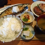 花みずき - さんまひらき＆ピーマン肉詰め。800円
      なんか盛りだくさんで華やかで心躍る
      写真にはないが、食後にホットコーヒーも付く