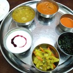 アサ・インド＆ネパールレストラン - マイダルバート（個々のカレー、惣菜を単品注文）ライスは別個に着盆