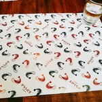 えびくらぶ - ランチョンマット代わりの海老の絵のペーパー。