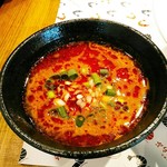 えびくらぶ - つけ汁には、自家製なのかな、そんなに辛くない辣油。具材は特に入っておらず、浅葱と若しかしたら葱が載っているだけ。