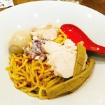 えびくらぶ - 特製えび辛つけめんだと、太麺に一味が絡めてあり、硬さもあったメンマ２本、鶏ももと胸肉の小さめの低温調理のチャーシューが３枚ずつ、味玉、刻み玉葱。