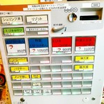 えびくらぶ - 麺料理はえびつけめんのみ。ガーリックシュリンプ丼は５００円(セット販売のみ)、それぞれ１００円のはパクチー、あおさ、ライス(玄米)。つけめんの麺は普通盛で200g、大盛(＋１００円)は300g。