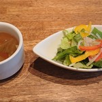 RAINBOW　CAFE＆WINE DINING - セットのサラダとスープ。