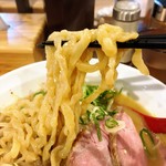 拉麺大公 - 【限定】鶏白湯 焼き味噌ラーメン の手打ち極太麺をリフトアップ