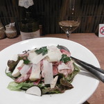 鉄板焼き Oribe - 白糠チーズと生ハム・サラミのサラダ