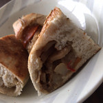 marzi-pan - 料理写真:きんぴらベーグルの断面、ぎっしり。