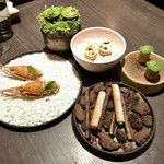 sincere - アミューズ5品盛り：尻丸海老の米粉のパフ揚げ、ポワロー葱とカマンベールチーズのスティック、菜の花とシラスのタブレ、フォアグラのムースとメレンゲ 柚子のジャム、サクラマスのクレープ包み その卵をナスタチウムに載せて
