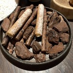 sincere - アミューズ5品盛り：尻丸海老の米粉のパフ揚げ、ポワロー葱とカマンベールチーズのスティック、菜の花とシラスのタブレ、フォアグラのムースとメレンゲ 柚子のジャム、サクラマスのクレープ包み その卵をナスタチウムに載せて