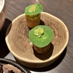 sincere - アミューズ5品盛り：尻丸海老の米粉のパフ揚げ、ポワロー葱とカマンベールチーズのスティック、菜の花とシラスのタブレ、フォアグラのムースとメレンゲ 柚子のジャム、サクラマスのクレープ包み その卵をナスタチウムに載せて