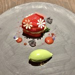 sincere - 苺（スカイベリー）と蓬のミルフィーユ 花の形のヨーグルトのチップスをあしらって