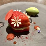 sincere - 苺（スカイベリー）と蓬のミルフィーユ 花の形のヨーグルトのチップスをあしらって