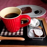 ハルニレカフェ - ホットコーヒーとパウンドケーキ