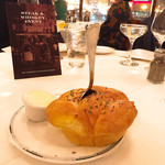 Smith & Wollensky - ポップオーバー的なパン。パンよりバタが旨し。