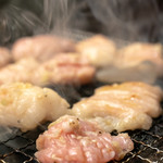 亀戸ホルモン - 料理写真:2019.3 炭火の七輪で塩シマ腸や上ミノを焼いています