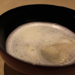 厨翠山   - 御椀　　はまぐりの潮汁　柚子の泡　　
      
      はまぐりの塩っけさを泡で中和されてマイルドになり跡から柚子の柑橘臭がおもしろい