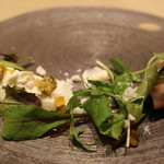 厨翠山   - 前菜　　
      イタリア産ブラータ　
      ちぢみほうれん草お浸し　炙り北寄
      （五八、出雲　鵜鷲の藻塩）　