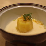 厨翠山   - 温物　　じゃがバタースープとヤリイカの炙り
      
      
      
      濃厚なじゃがバターの温かいスープに
      隠れたヤリイカの食感がたまらない♡