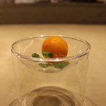 厨翠山   - 口直し　　金柑の蜜煮とソルベ
      
      
      小さなひとつの金柑が二分され　ソルベの状態と　蜜煮の2つの味を楽しめます