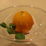 厨翠山   - 口直し　　金柑の蜜煮とソルベ
      
      
      小さなひとつの金柑が二分され　ソルベの状態と　蜜煮の2つの味を楽しめます
